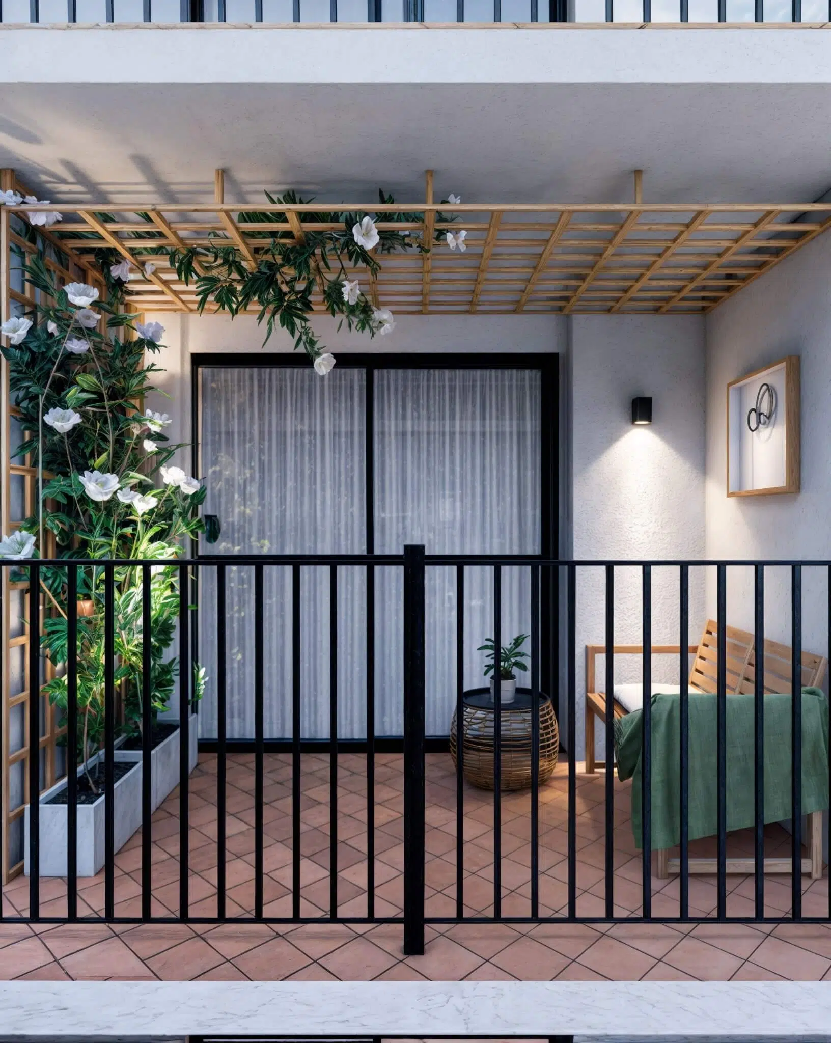 Paisajismo en balcón con rosal trepadora en celosía, banco de madera y mesa auxiliar de noche.